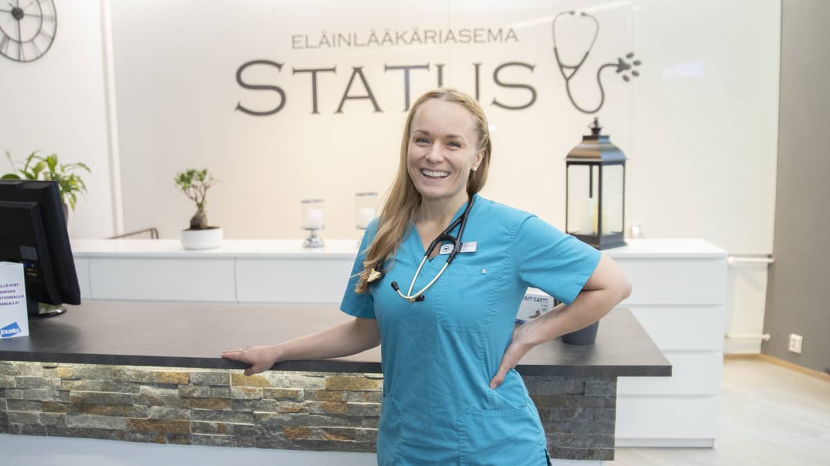 Eläinlääkäri Saara Hiippala klinikan vastaanottotiskillä