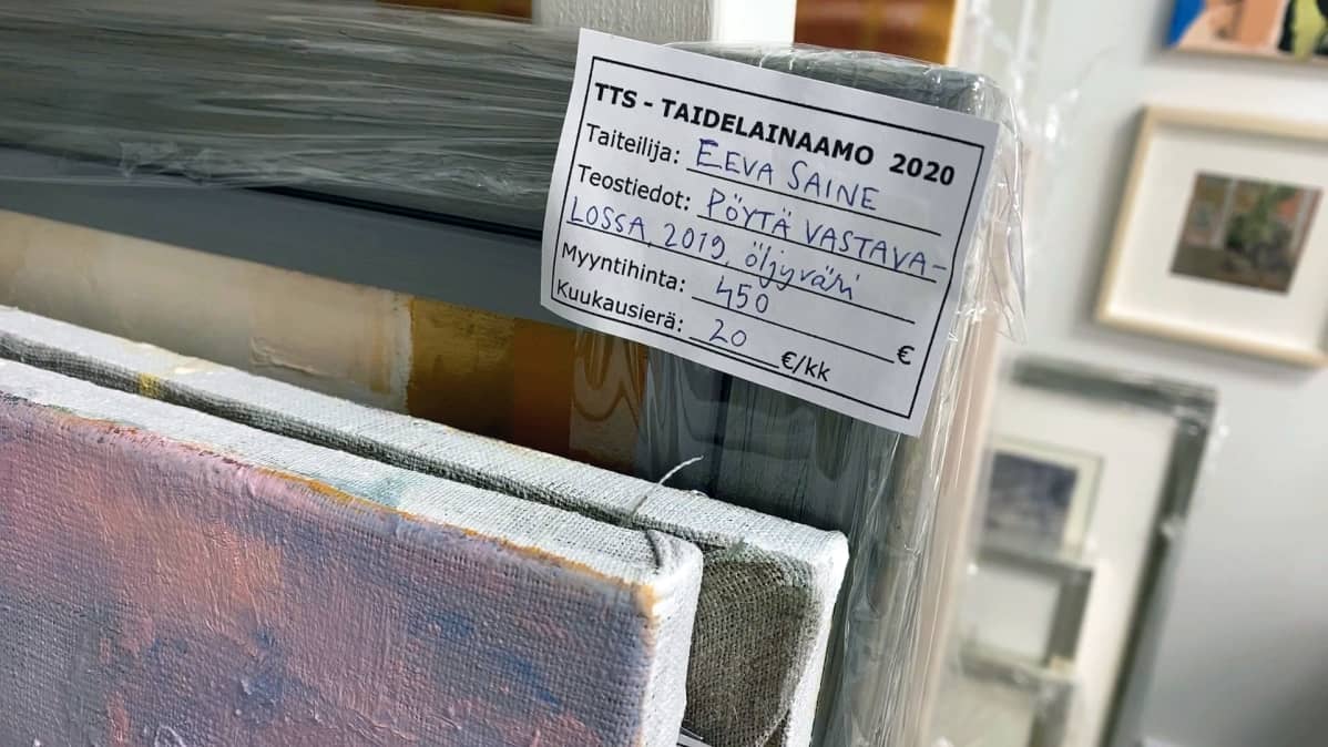 Hintalappu Eeva Saineen teoksesta Tampereen taidelainaamossa