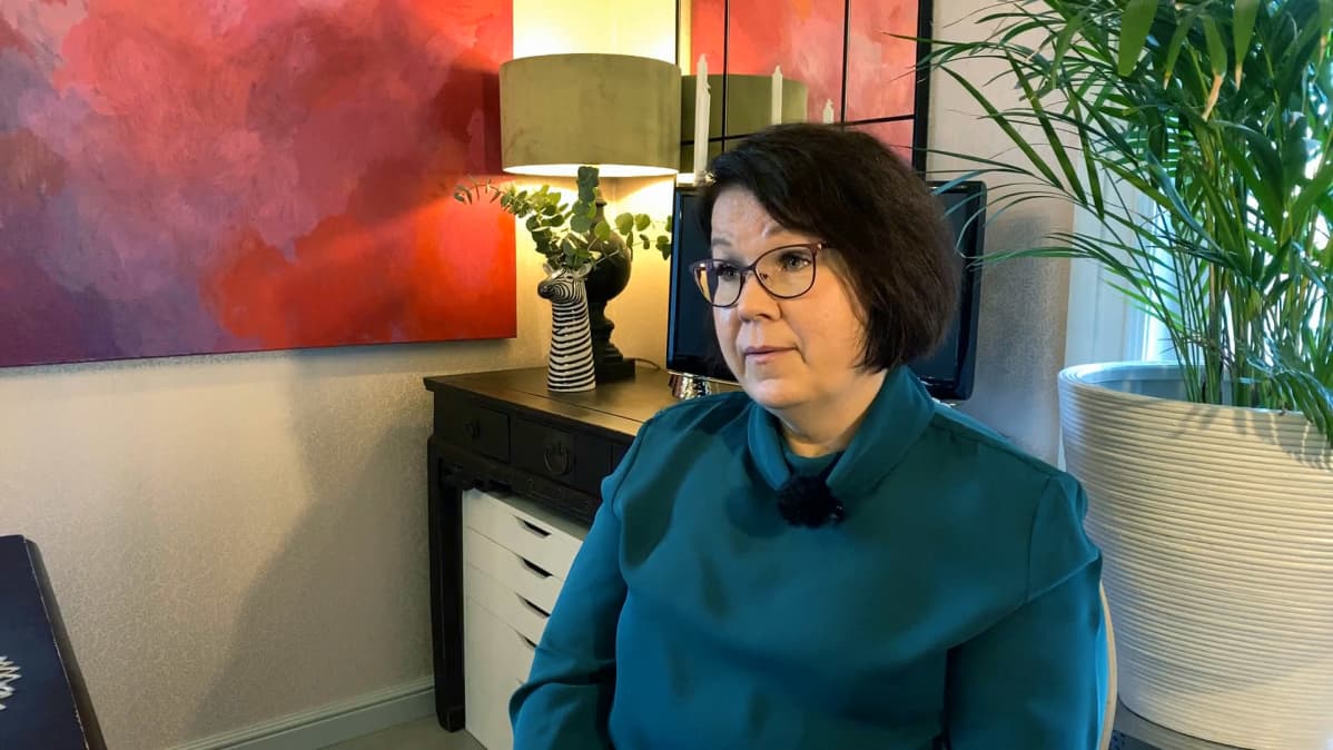 Elina Pöyhtäri kotonaan Tampereella, taustalla Heli Innalan öljyväriteos