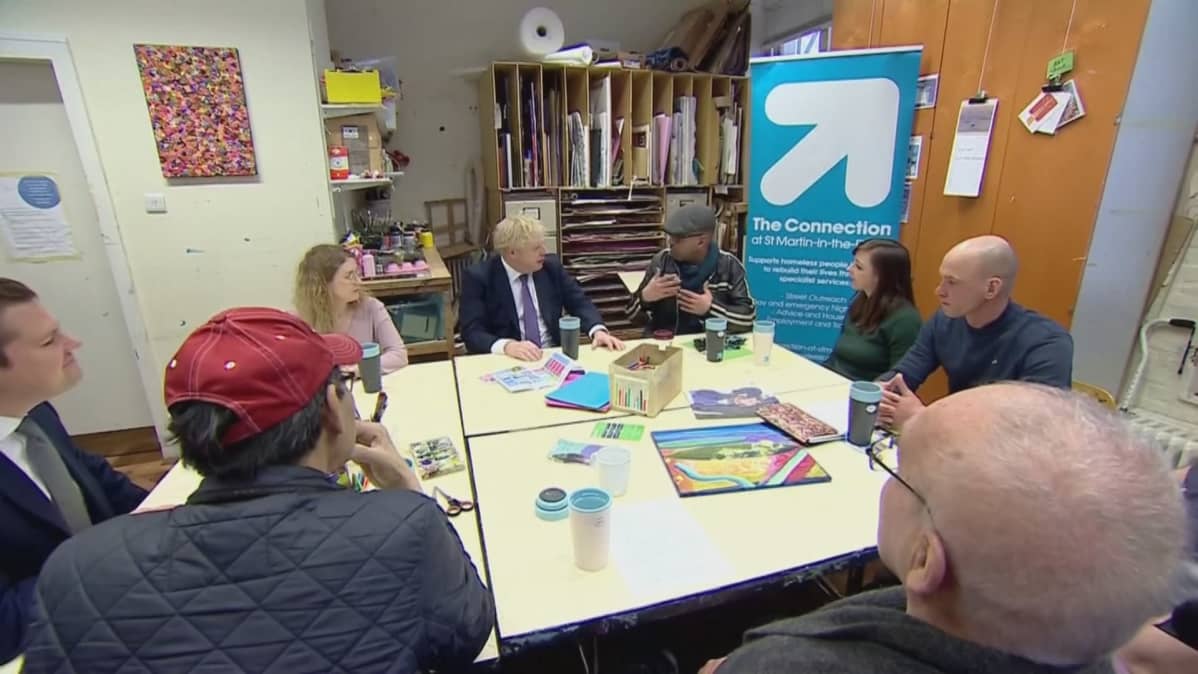 Britannian pääministeri Boris Johnson ei esitellyt EU-linjauksia parlamentissa, vaan tapasi kodittomien avustusjärjestön työntekijöitä Lontoossa.