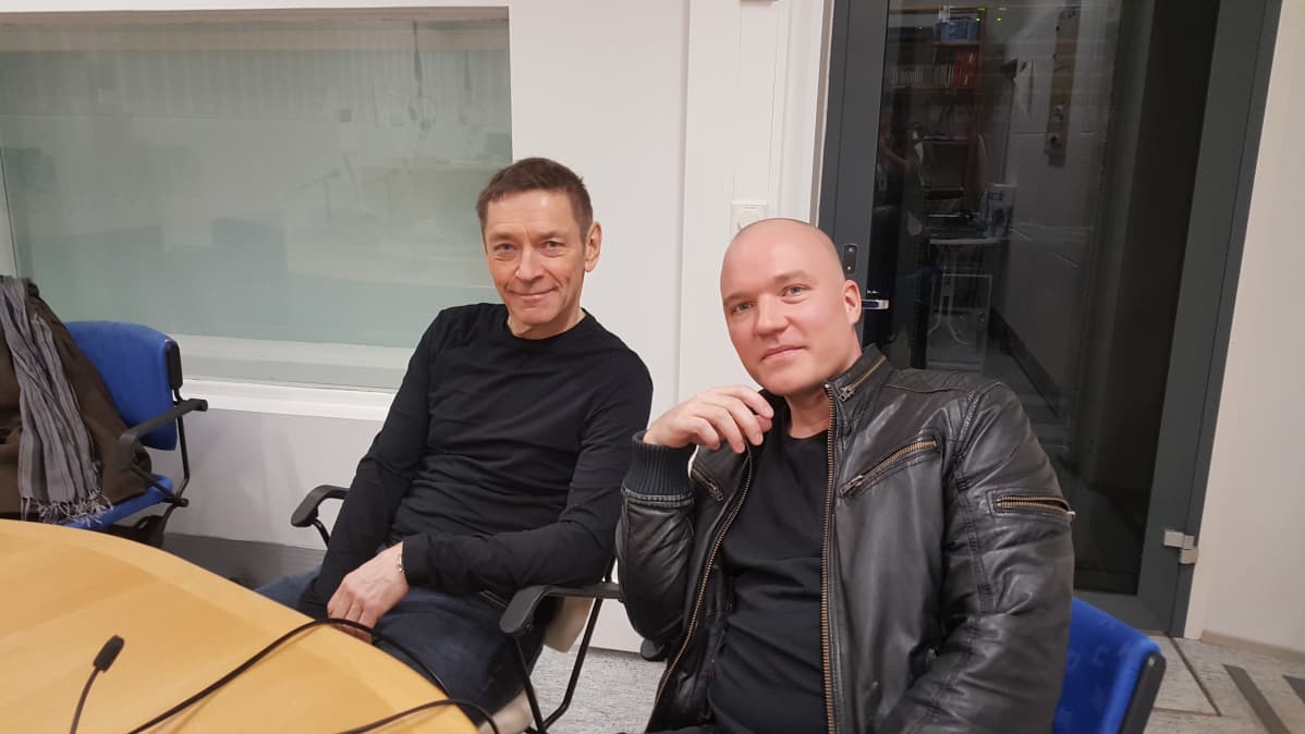 Kaksi muusikkoa istuu studiossa