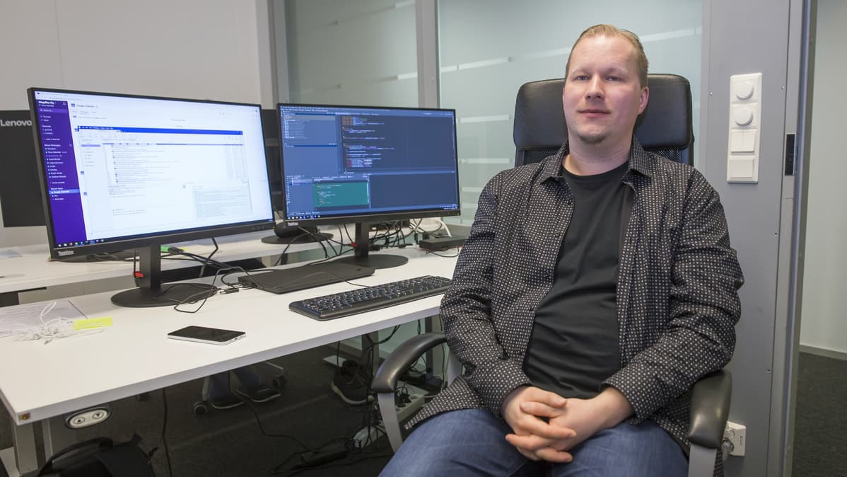 Juha Salander työpöydän äärellä