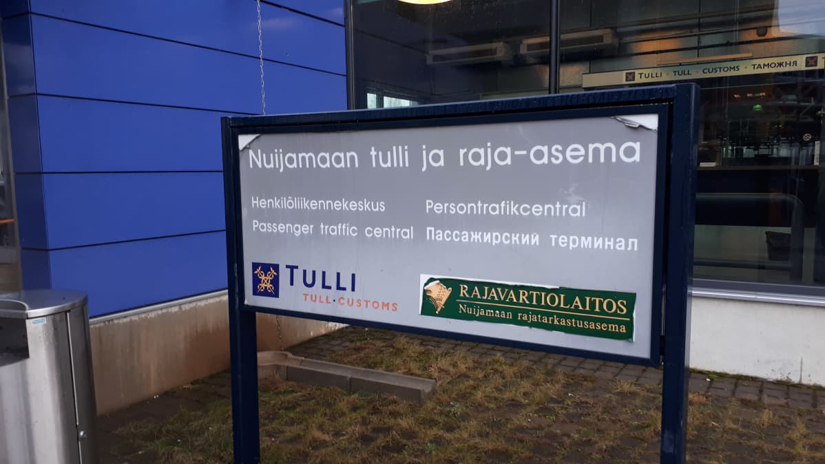 Kyltti, jossa lukee Nuijamaan tulli- ja raja-asema