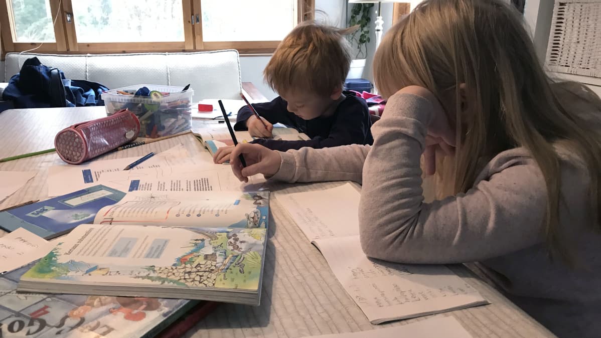 koululaisia etäopiskelemassa kotona