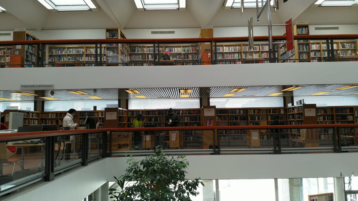 Lappeenrannan kaupunginkirjaston kirjahyllyjä.