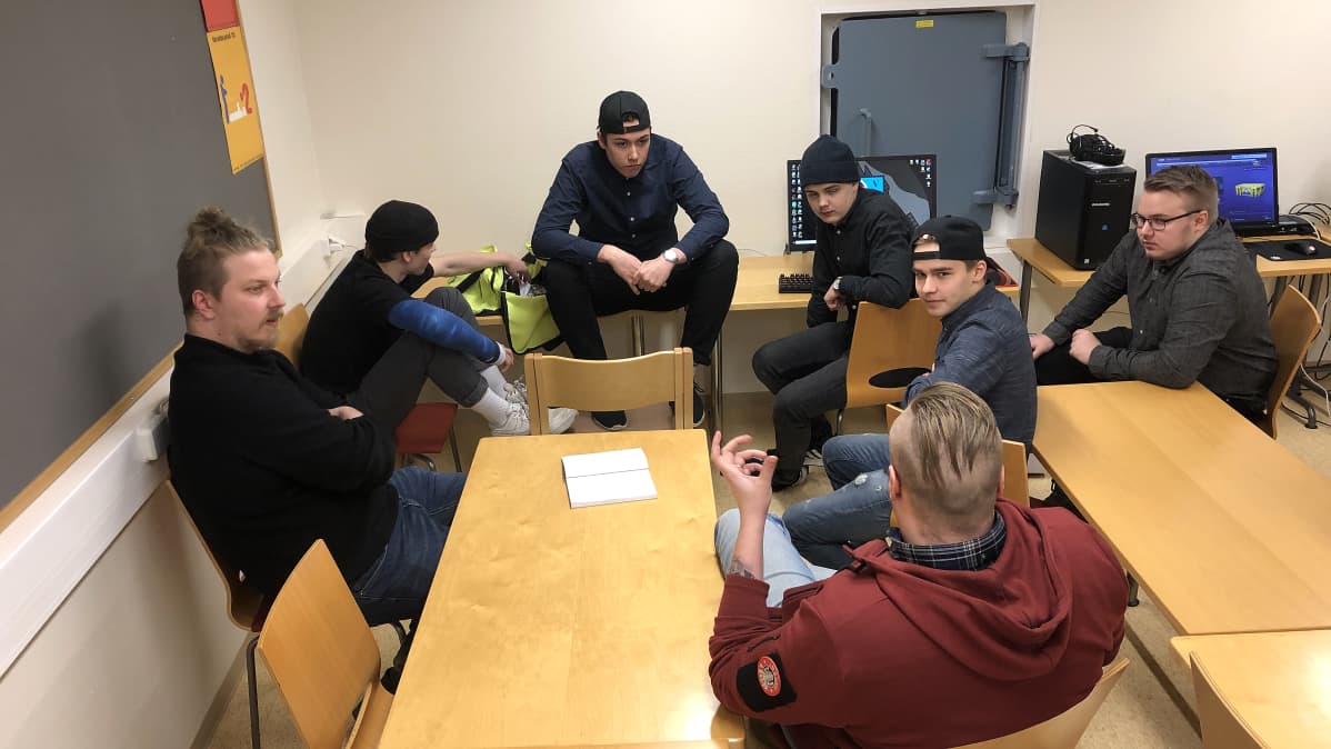 Kuvassa Lohtajan Veikkojen CS:GO kilpajoukkue ja valmentajat