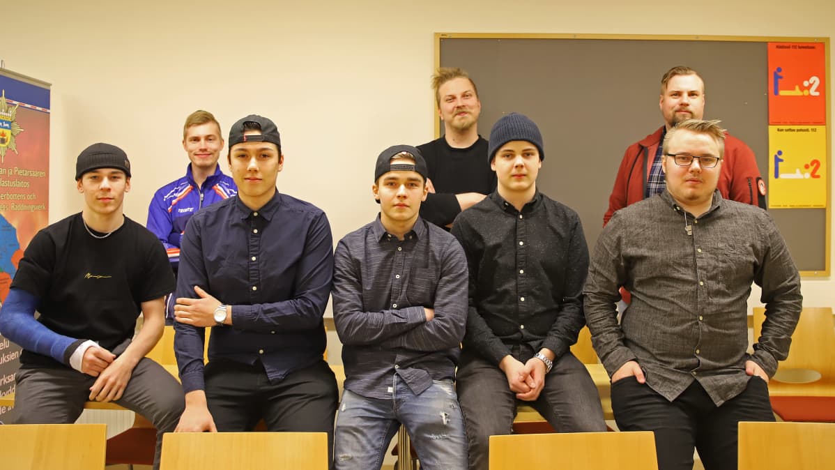 Kuvassa Lohtajan Veikkojen eSports-jaoston kilpajoukkue valmentajineen sekä puheenjohtaja