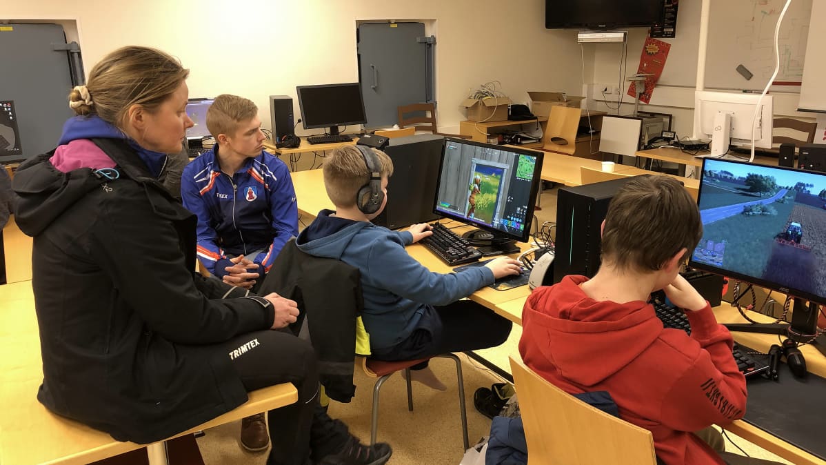Kuvassa Lohtajan Veikkojen eSports-jaoston pelivuoron kokoontuminen