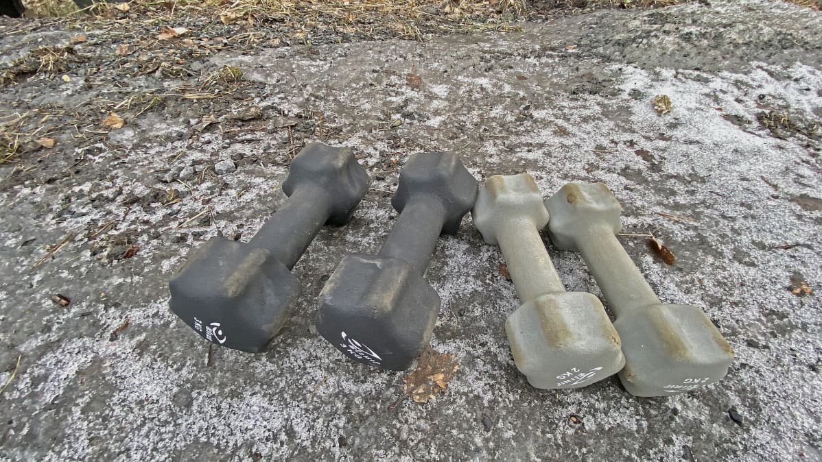 Kuvassa käsipainot ulkona