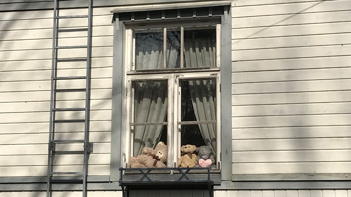 Nallet istuvat ikkunanlaudalla.