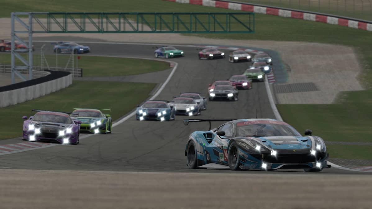 Autoja iRacing-simulaattorissa.
