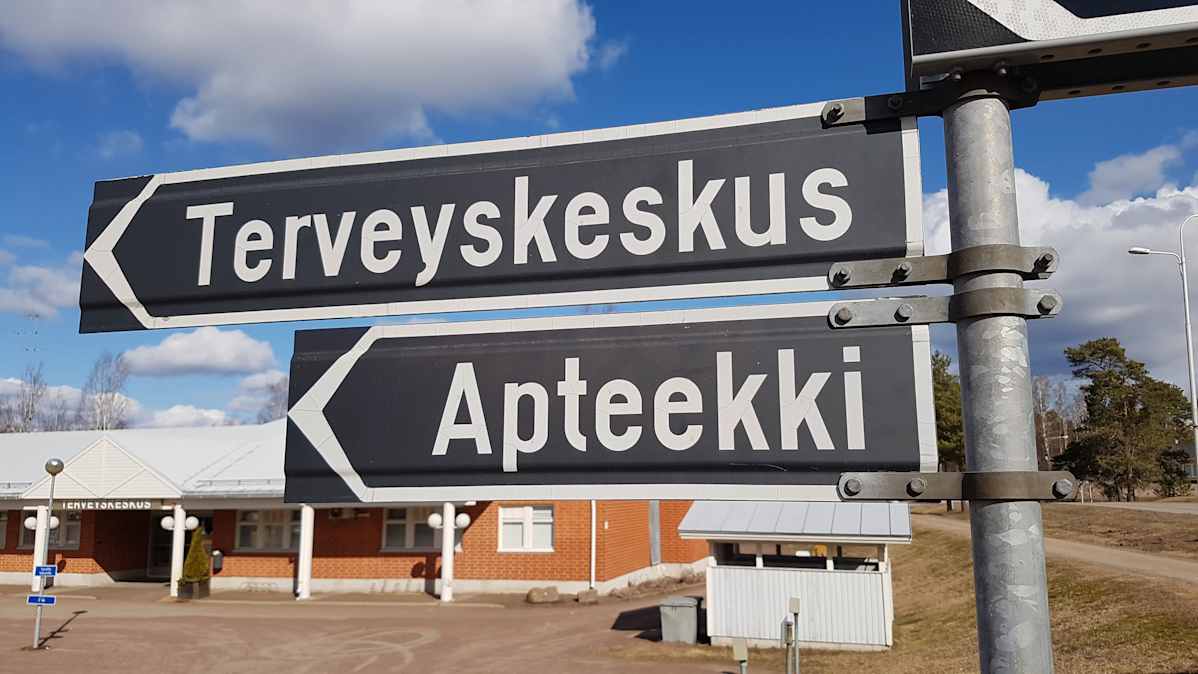 Terveyskeskuksen ja apteekin tienviitat
