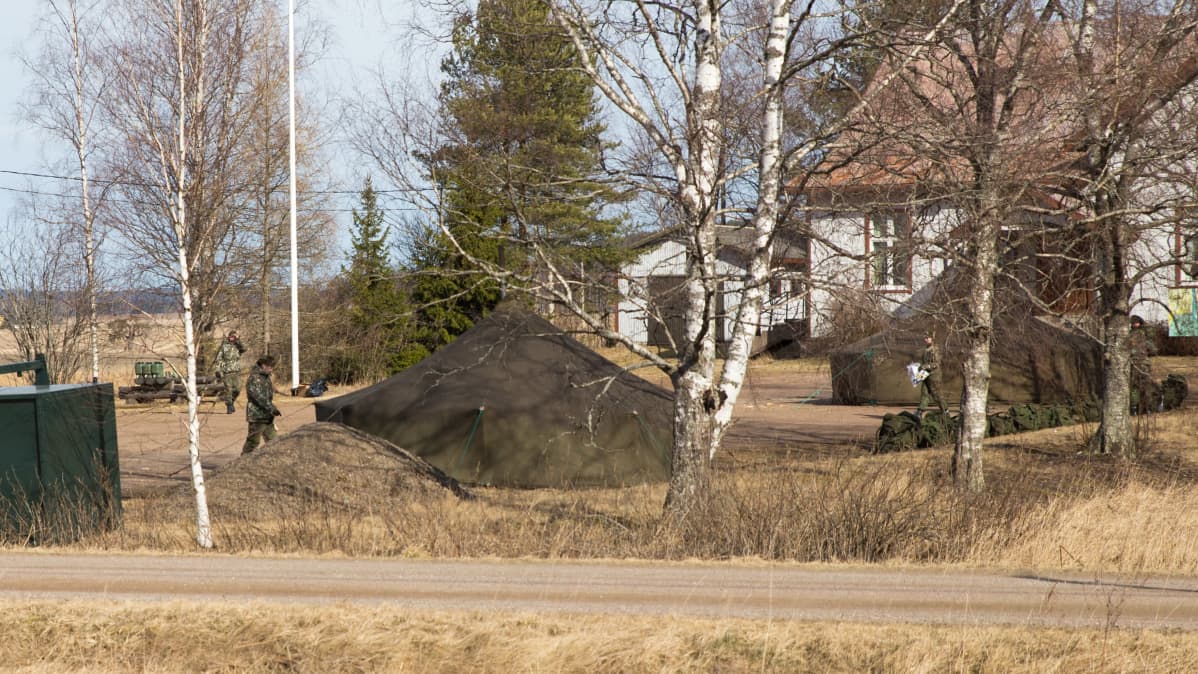 Uudenmaan rajaa vartioivat varusmiehet yöpyvät puolijoukkueteltoissa nuorisoseuraintalon pihalla.