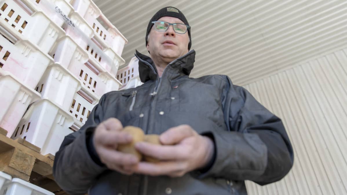 Jari Matinolli seisoo pottulaarien edustalla