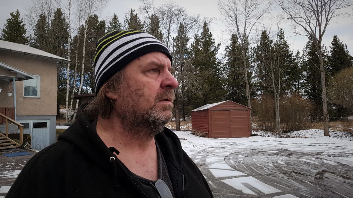 Rippe Riikonen on Imatralla A-killan pihalla.