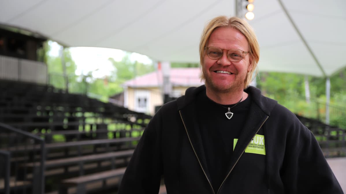 Otto Kanerva hymyilee lähikuvassa
