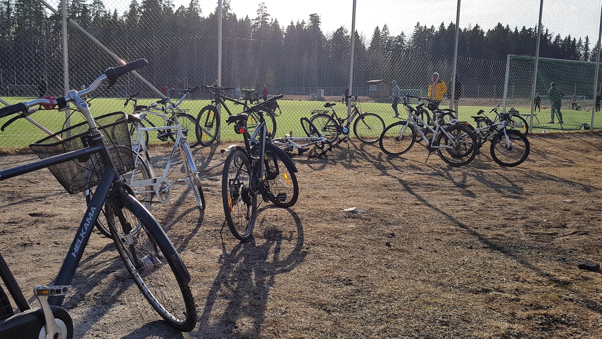Polkupyöriä palloilukentän laidalla