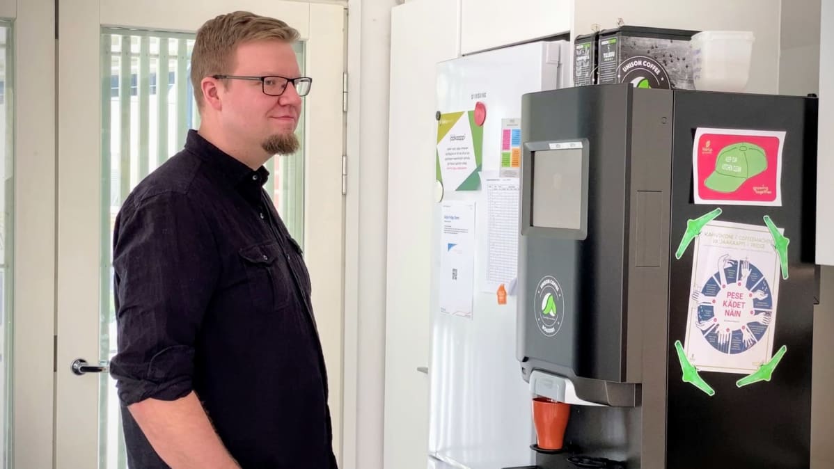 KyberVPK:n Mikko Kenttälä hakee kahvia automaatista