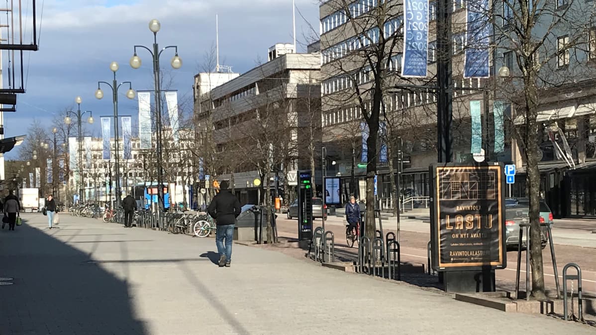 Kävelijöitä Lahden Aleksanterinkadulla