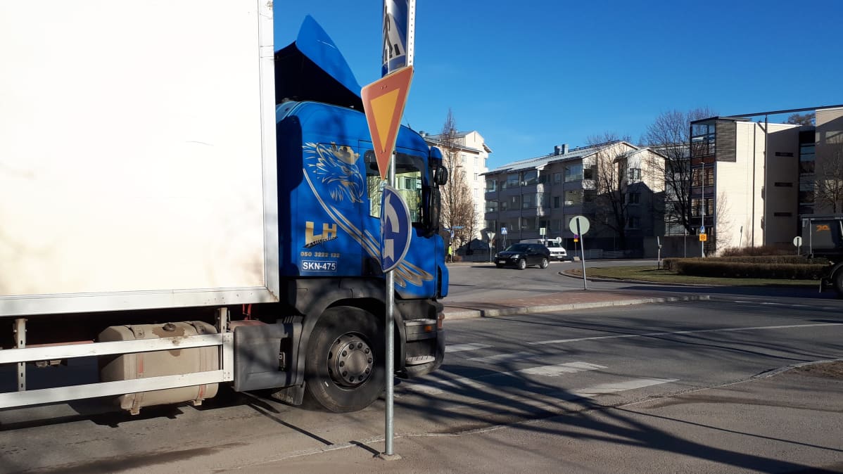 Kuorma-auto kiertoliittymässä suojatien edessä