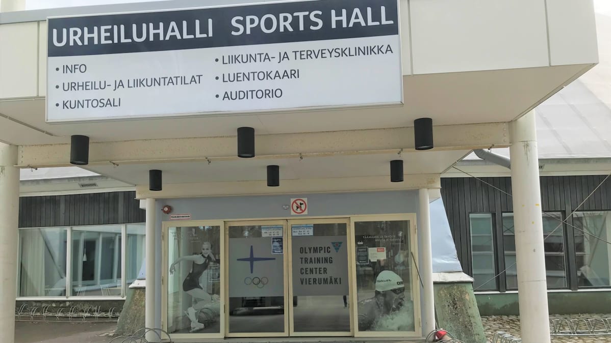 Vierumäen urheiluhallin sisäänkäynti