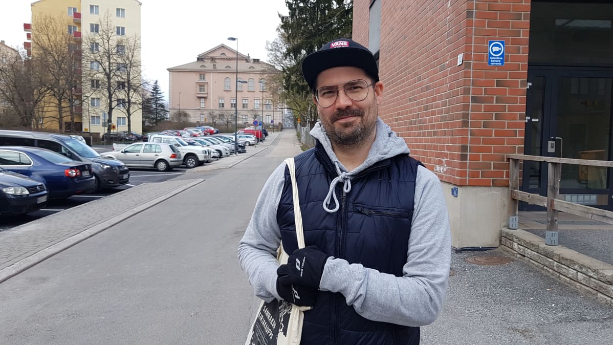 Opettaja Jussi Silvius katukuvassa.