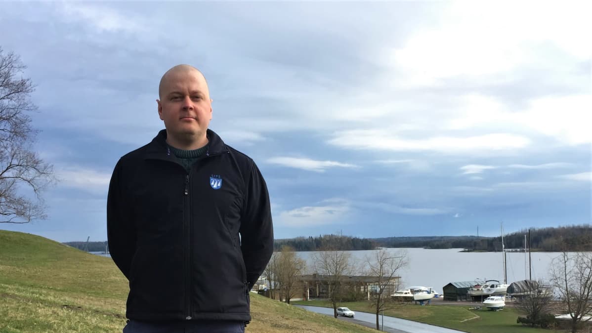 Timo Ekholm Saimaan saaristokuljetus Oy:stä kuljettaa kesällä pyöräilijöitä M/S Roope-Saimaalla.
