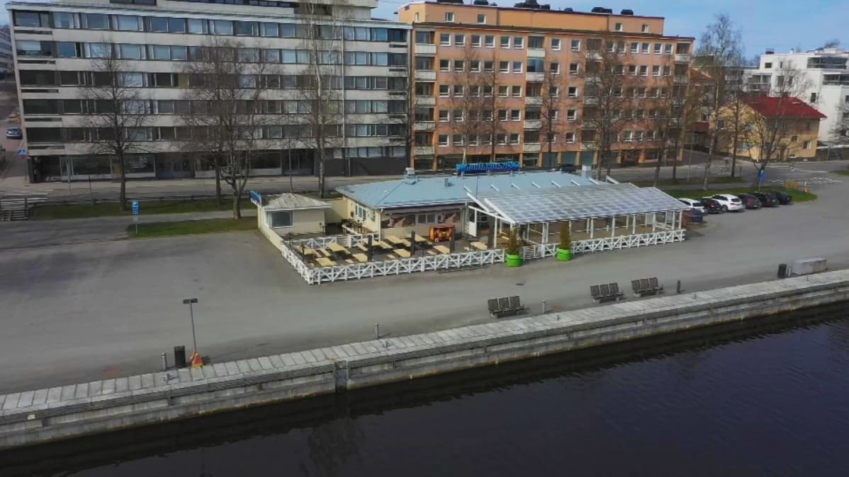 Hämeenlinnan rantakasinon tyhjä terassi korona viruksen aikaan.
