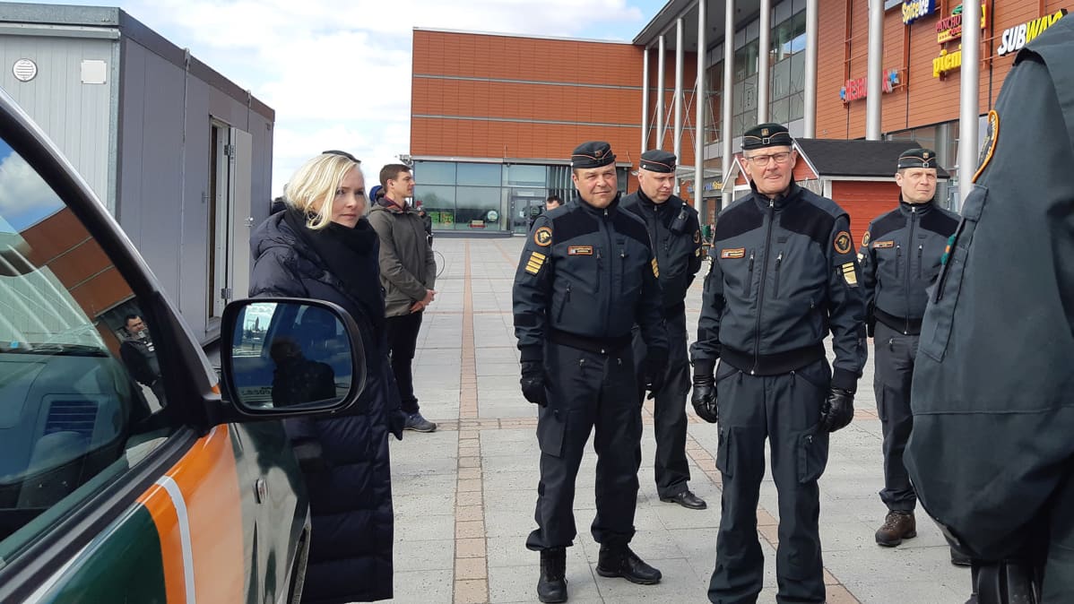 Sisäministeri Maria Ohisalo (vihr.) vierailemassa Ruotsin rajalla Torniossa.