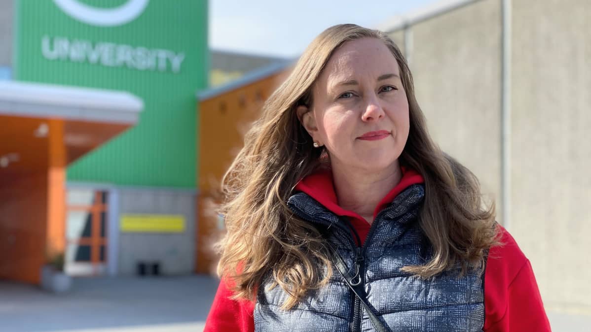 Paula Vaskuri Oulun yliopiston pääoven edustalla