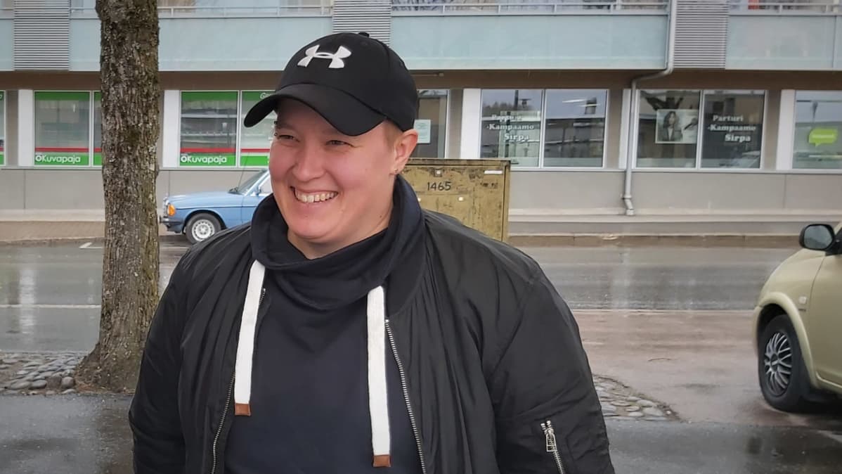 Kajonin entinen kuljettaja Kaisa Mäkinen hymyilee Lappeenrannan satamassa
