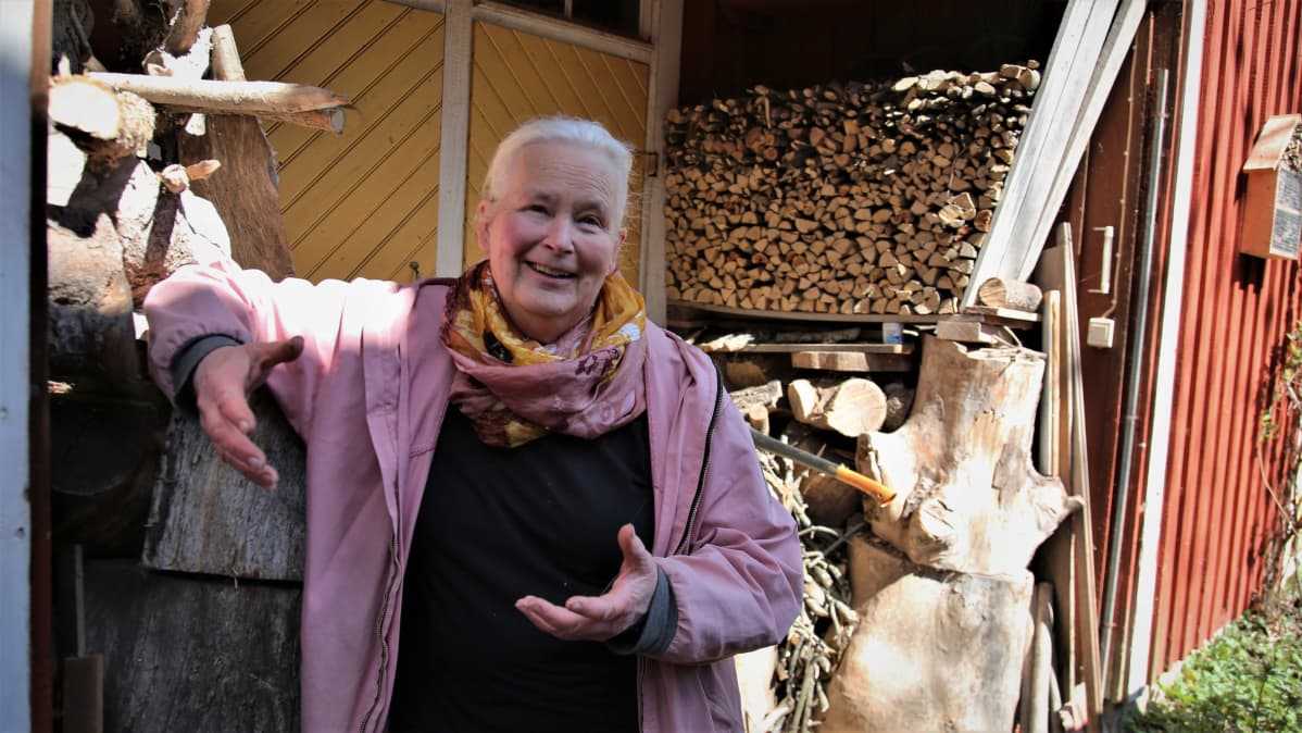 Arkkitehti Viri Teppo-Pärnä pitää polttopuita kauniina.