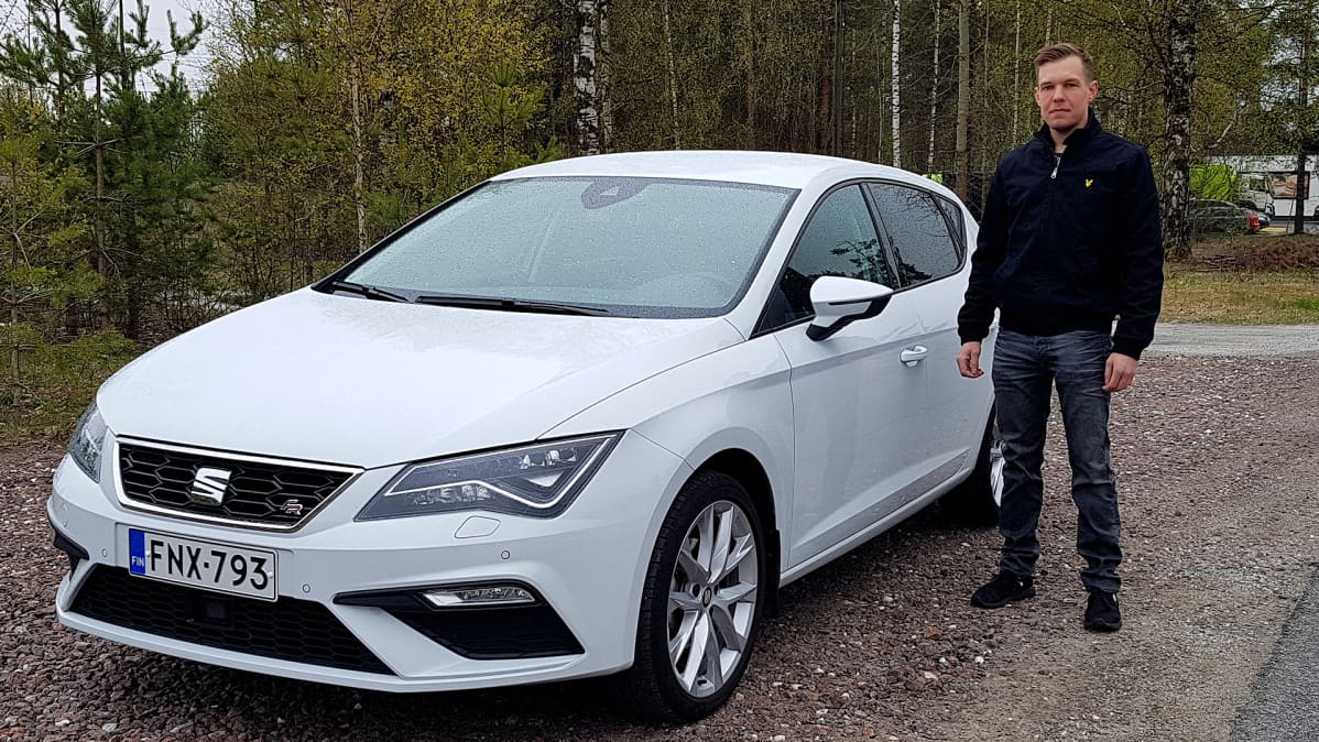 Jesse Junnola seisoo Seat Leon merrkisen kaasuautonsa vieressä