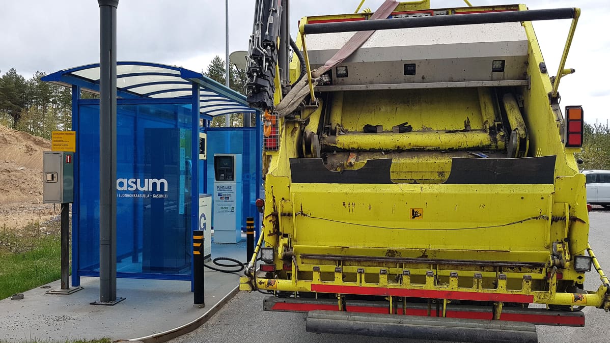 Jäteautoa tankataan