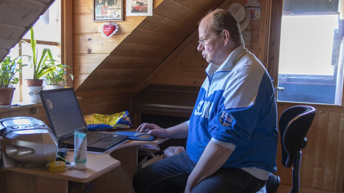 Pertti Nissinen tietokoneella