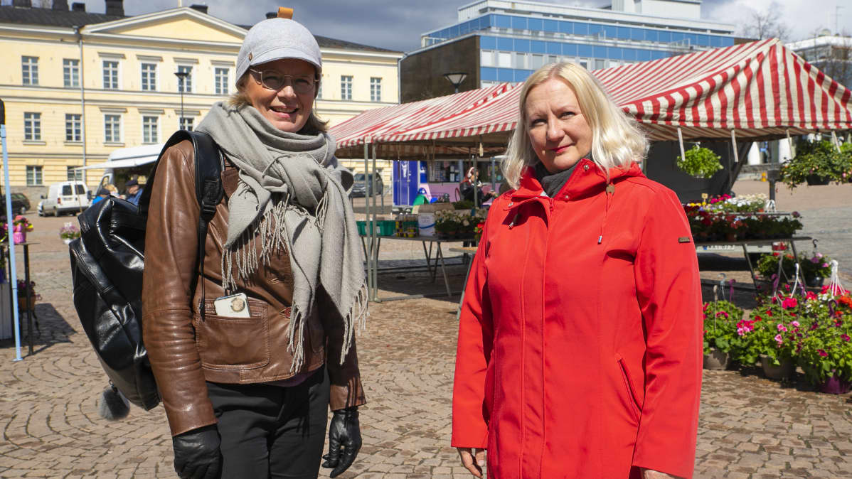 Hämeenlinnan kaupunginhallituksen puheenjohtaja Sari Rautio ja kaupunginvaltuuston puheenjohtaja Sari Myllykangas Hämeenlinnan torilla.