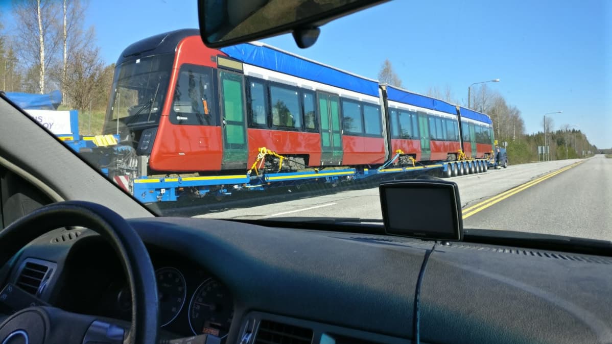 Ratikka kuvattuna autosta Juvalla 23.5.2020