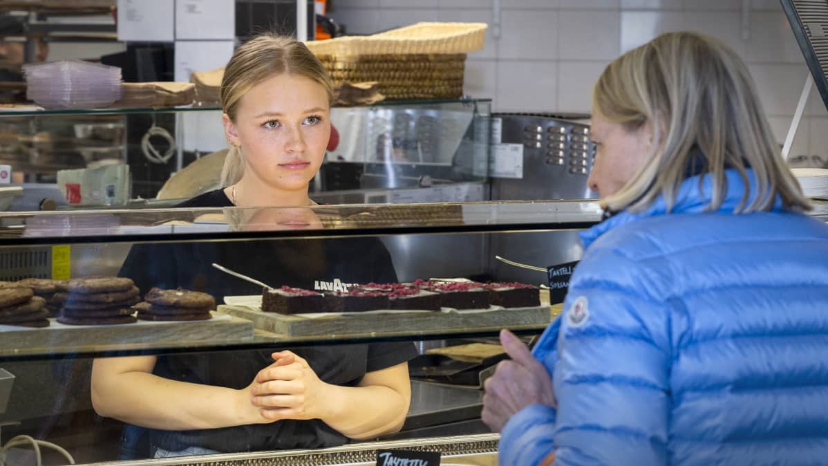 Matilda Sederholm, Cafe Caruselin kesätyöntekijä