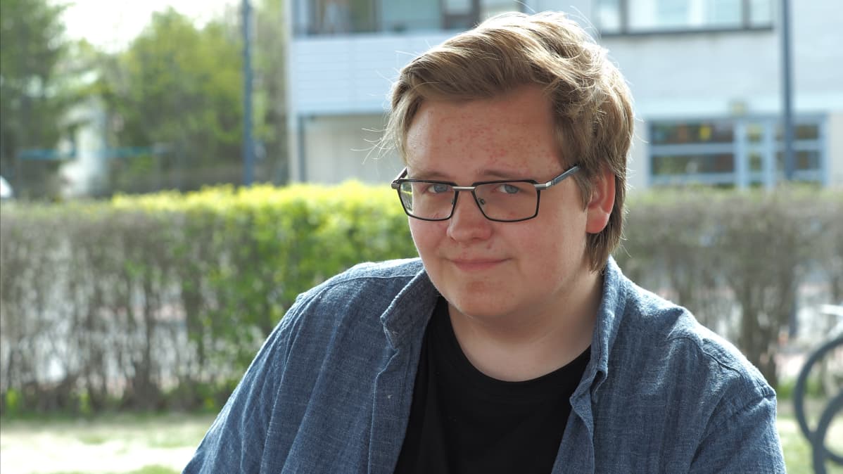 Nuori poika katsoo kohti kameraa