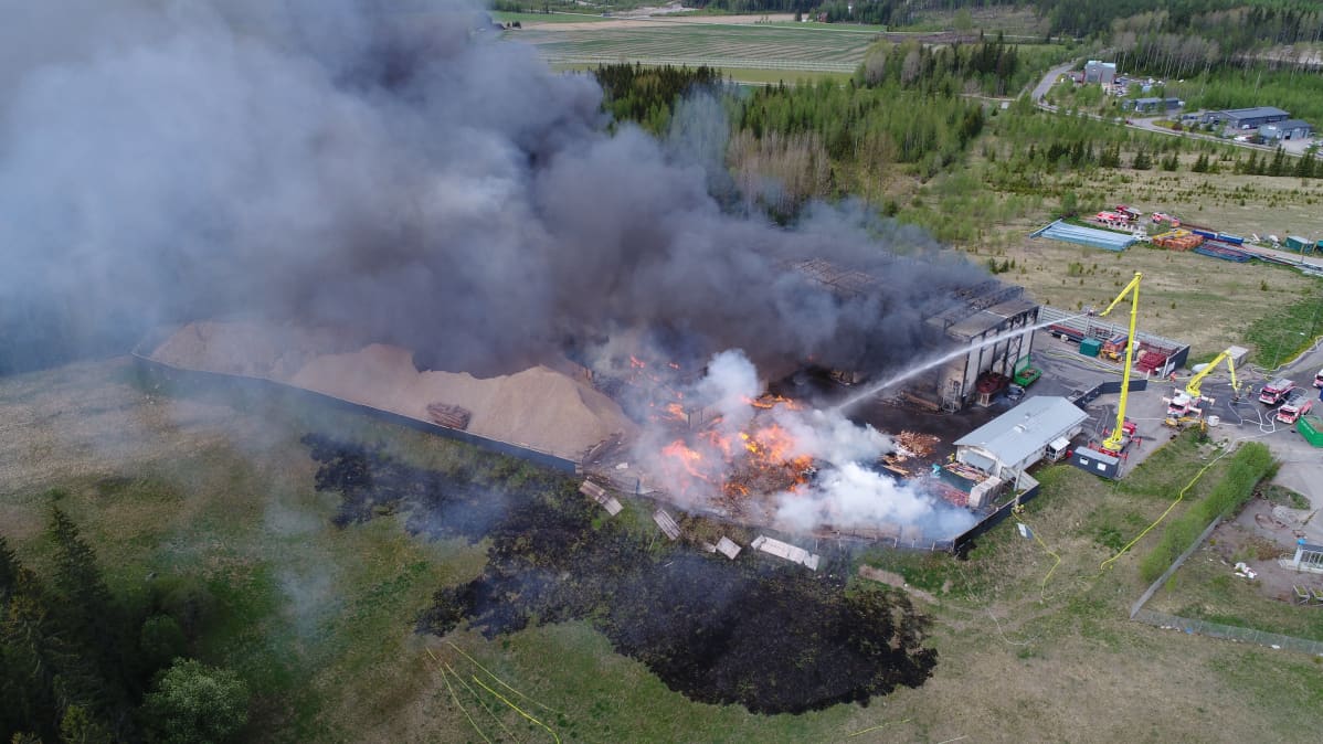 Ilmakuva Purkupiha Oy:n tulipalosta Lahden Jokimaalla 28.5.2020.