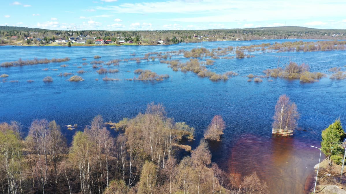 Rovaniemellä Vitikanpäässä osa rantatiestä on jo veden vallassa