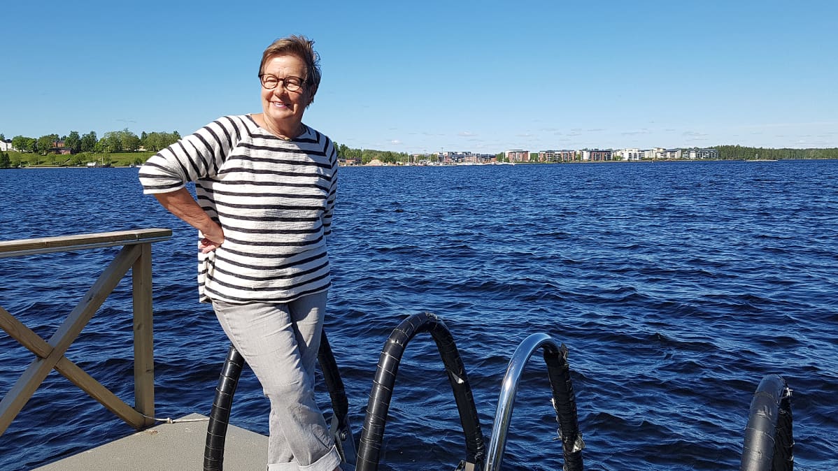 Anita Feige Myllysaaren saunan laiturilla