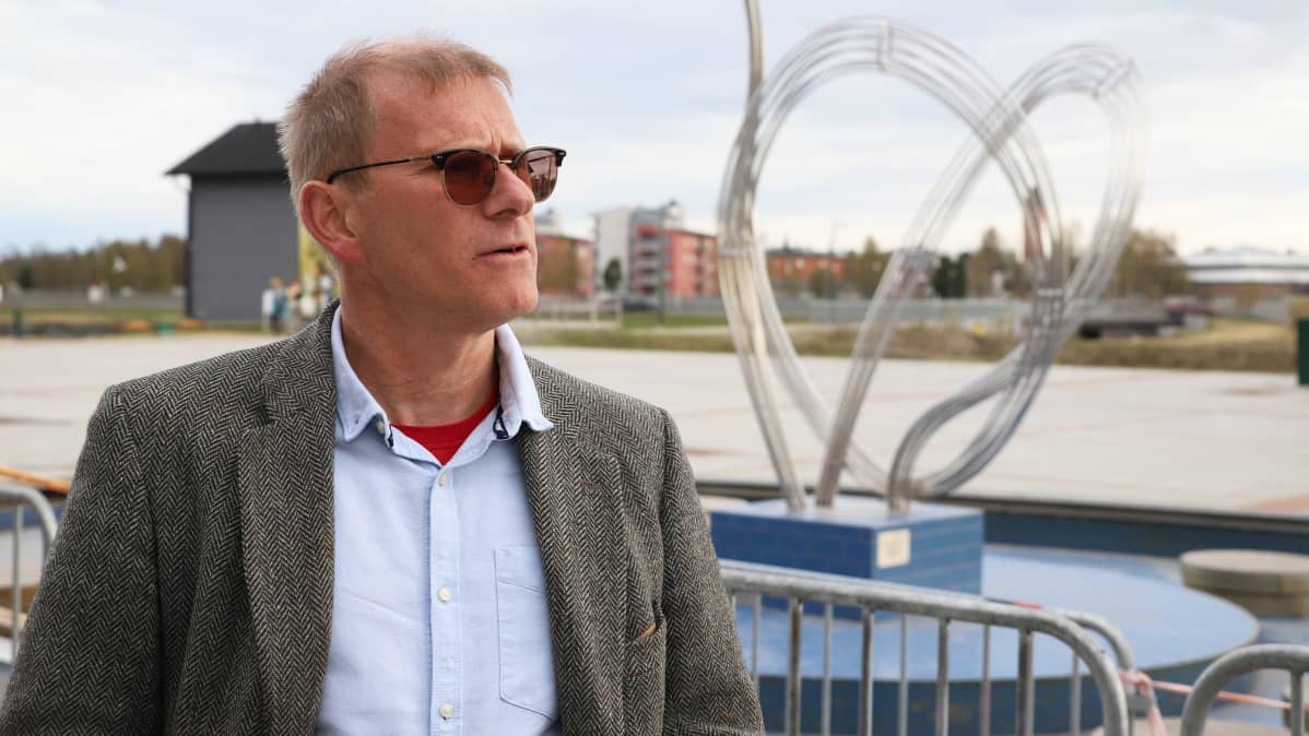 Kalixin sairaalan ylilääkäri Kjell Melander Ylen haastattelussa Tornion ja Haaparannan rajalla