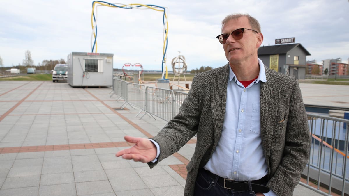 Kalixin sairaalan ylilääkäri Kjell Melander Ylen haastattelussa Tornion ja Haaparannan rajalla