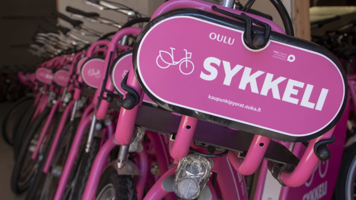 Oululaisia kaupunkipyöriä eli "sykkeleitä" varastossa.