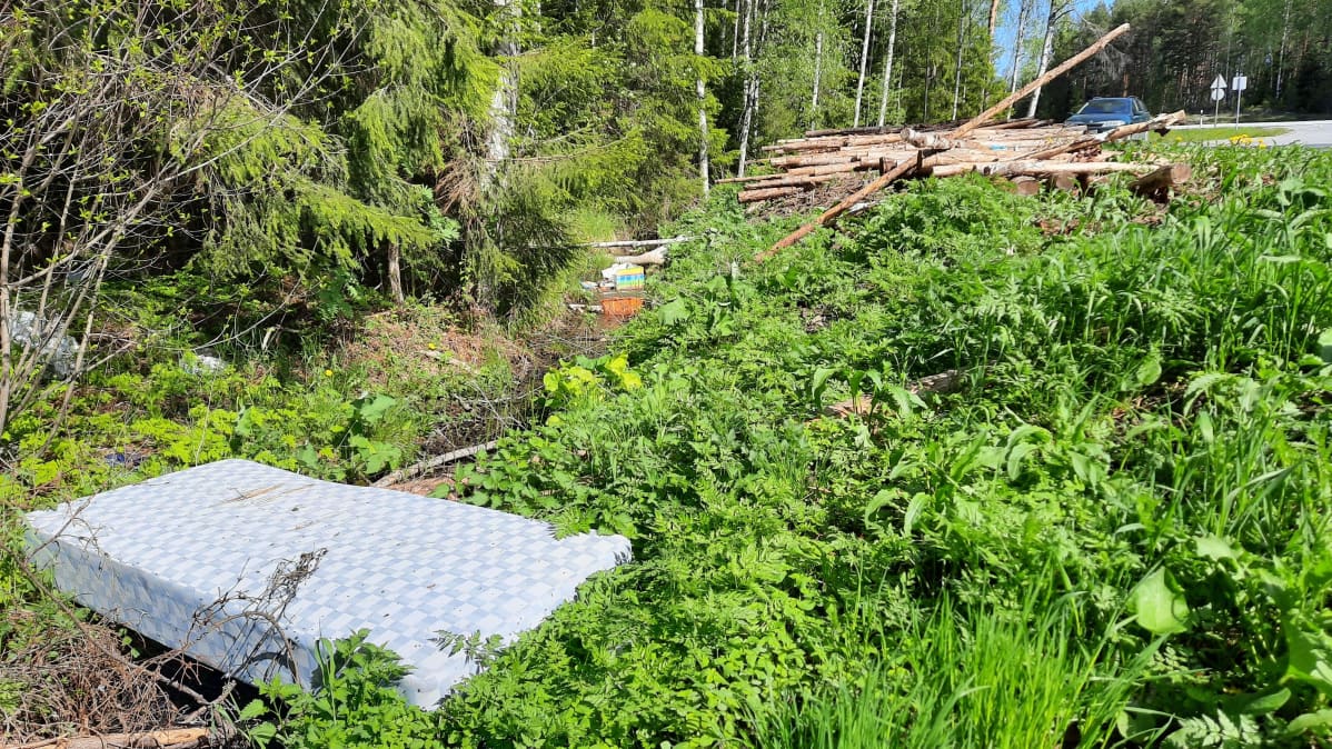 Patja ja muuta roskaa levähdyspaikalla