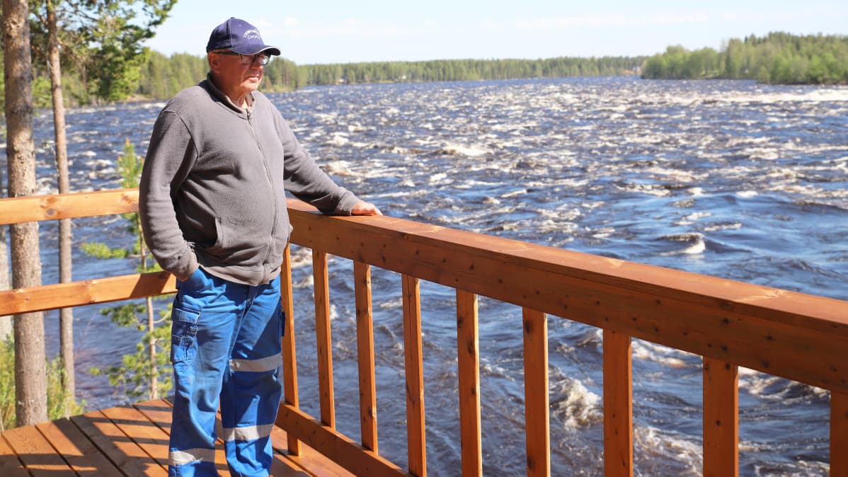 Antero Juho katselee terassilta Vuennonkosken kuohuja Ylitorniolla.
