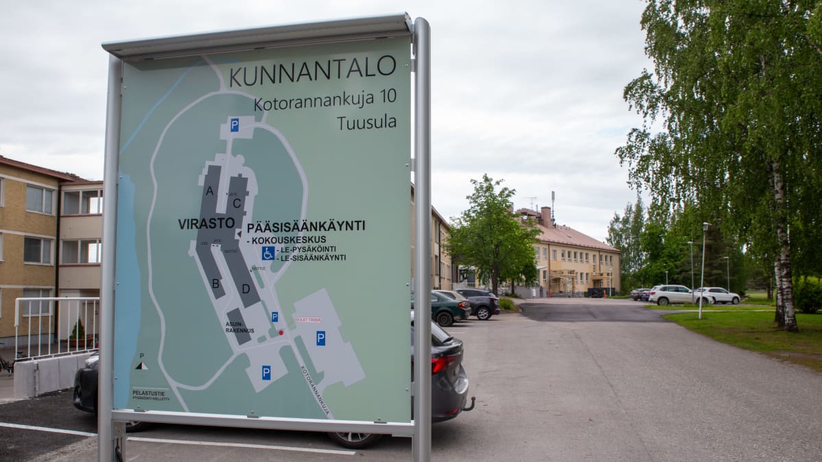 Tuusulan kunnantalon opastekyltti.