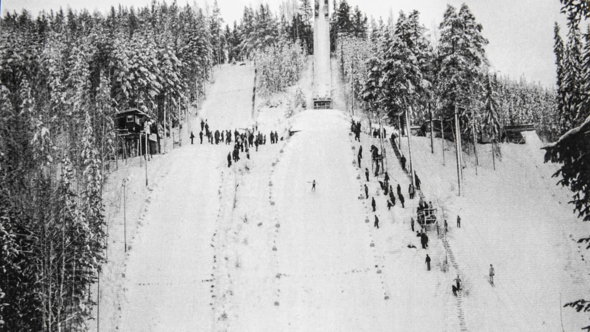 Vanha mustavalkokuva Janakkalan Leppäkosken Kukonnokan mäkihyppyrinteestä,
