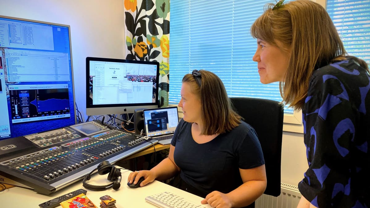 Lähetystyön sihteeri Henna Pärkkä ja kesäseuraradion päätoimittaja Vilja Paavola Suviseurojen radiostudiossa.